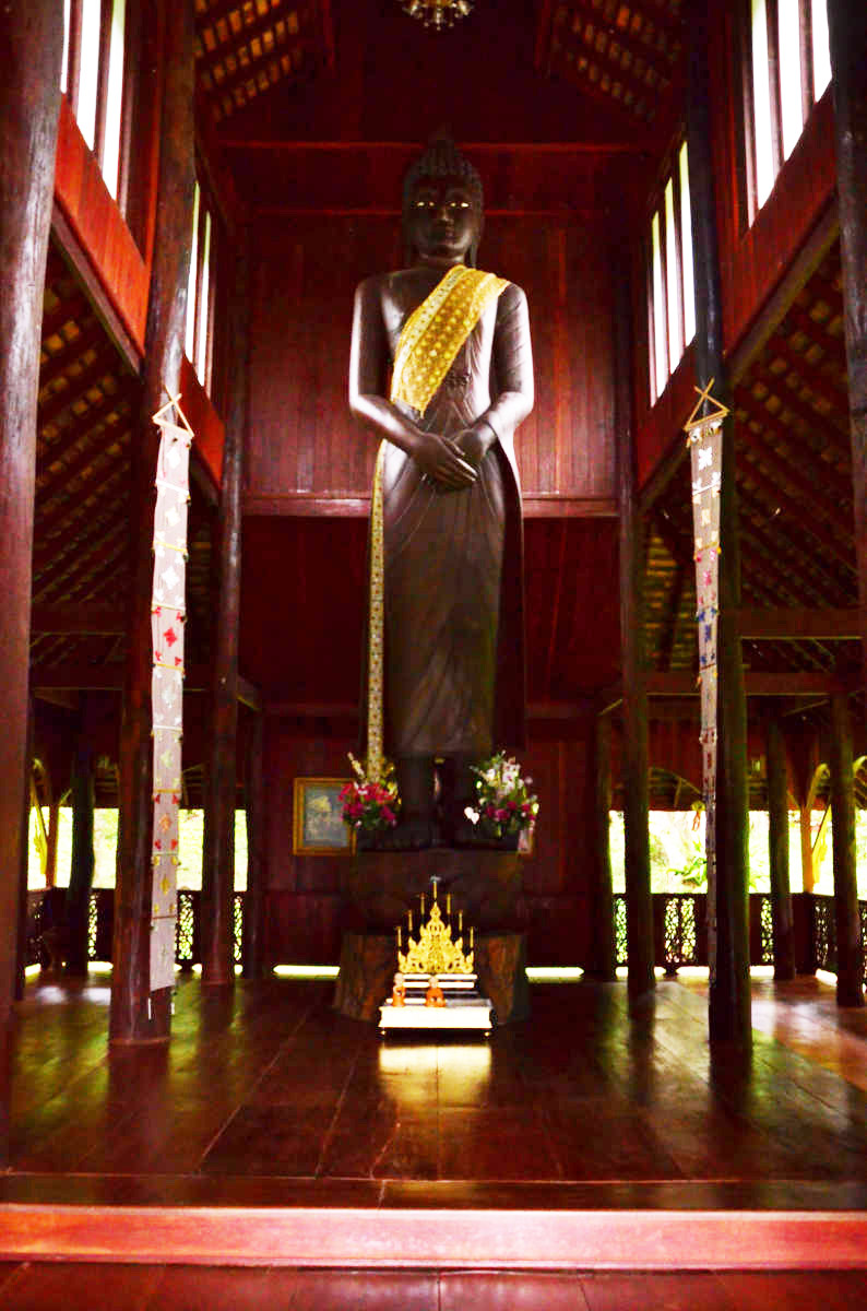 Spectacular: Buddha statue made from a teak trunk